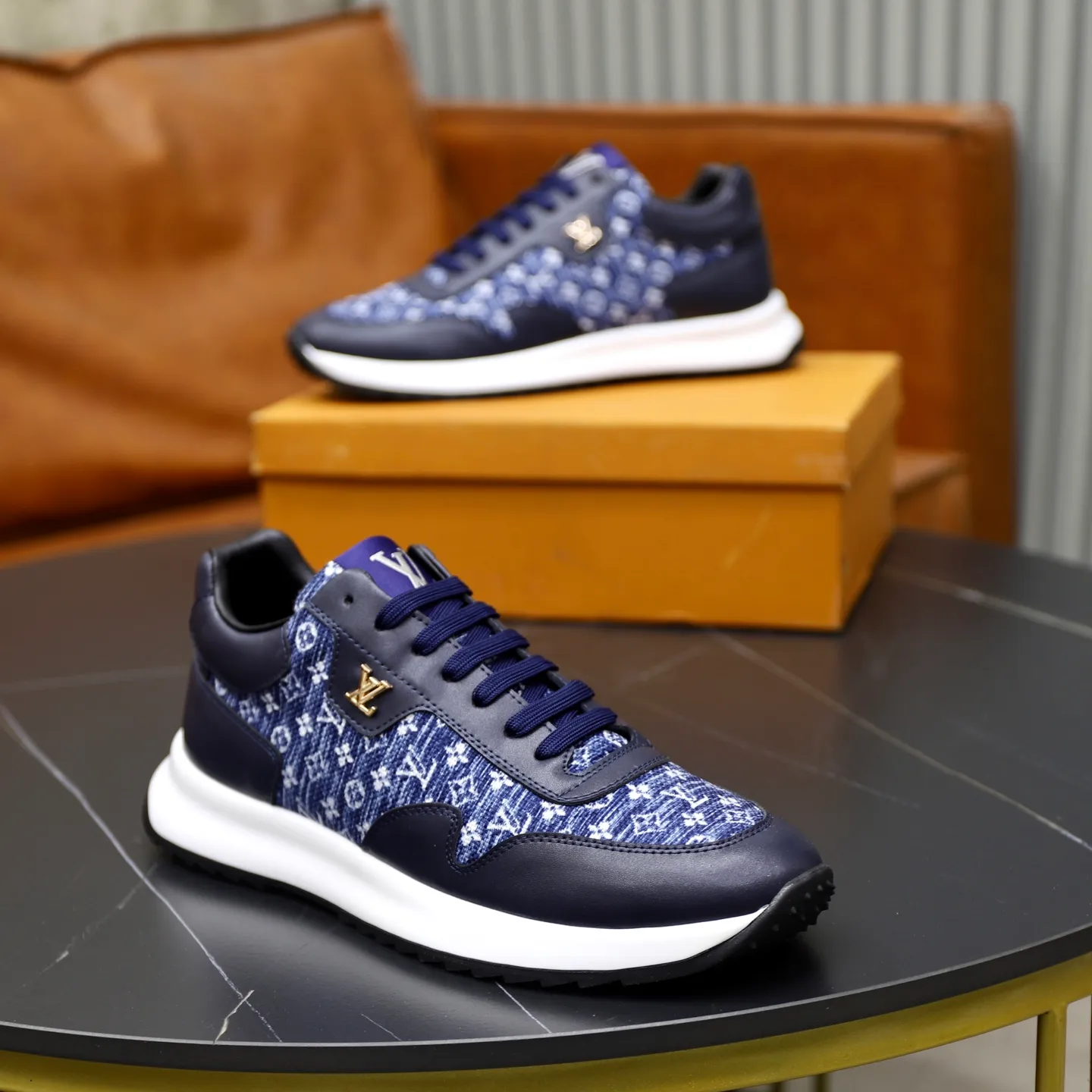 Ex-factory price: 462💰🙅‍♂️🙅‍♂️🙅‍♂️ Brand: LV Louis Vuitton Standard code: 38-44 (45 customized) Grade: Same as the official website Material: Original cowhide stitching brand cloth Comfortable and breathable lining Lightweight and wear-resistant sports outsole Style category: Men's fashion casual shoes Running sneakers Distinguished luxury brand elements Top luxury Color: actual picture color